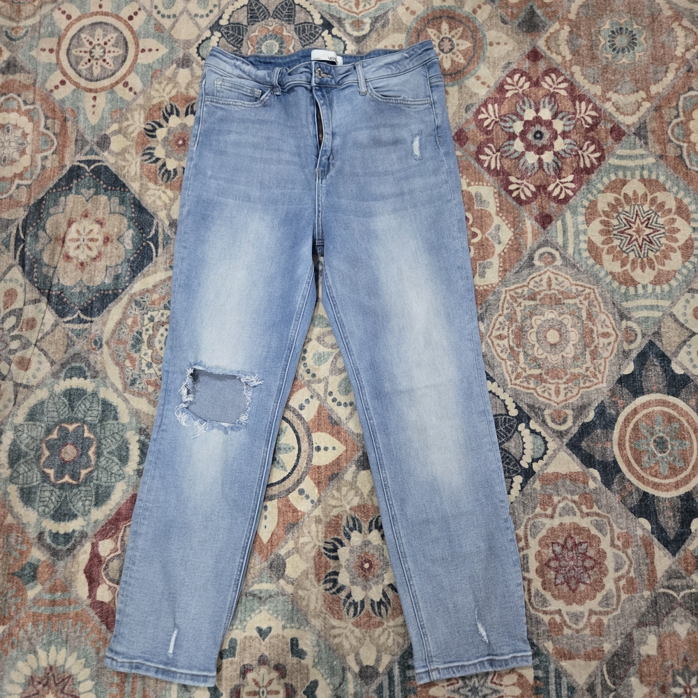 Vervet Women's 32 High Rise Distressed Straight Leg Jeans